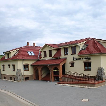 Готель Penzion U Sklepu Hovorany Екстер'єр фото